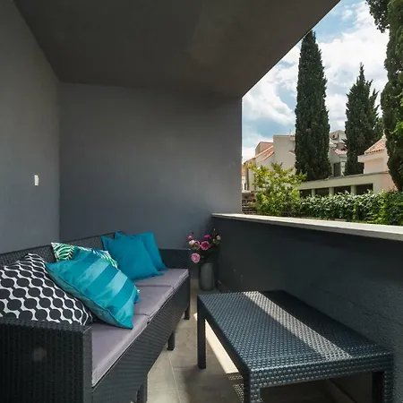 Apartman Two Bedroom Apt With Parking And Terrace 2 *