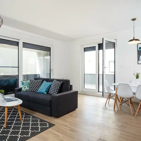 Apartman Two Bedroom Apt With Parking And Terrace 2